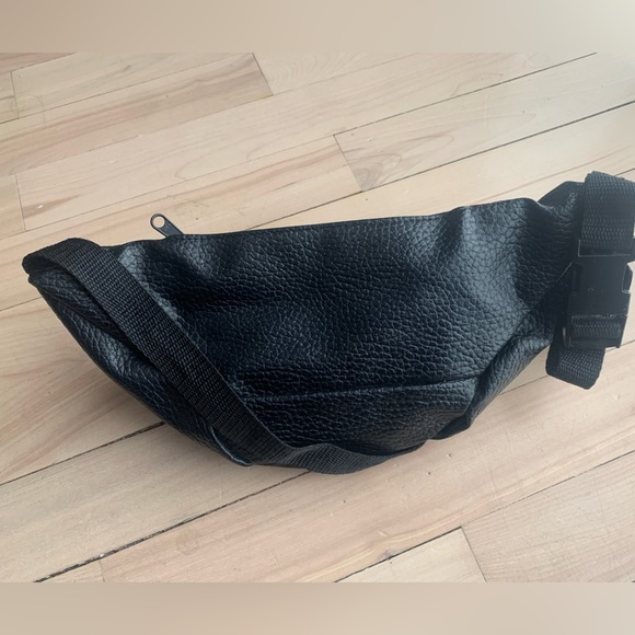 VINTAGE - Leather Black Belt Bag - Picture 3 of 5